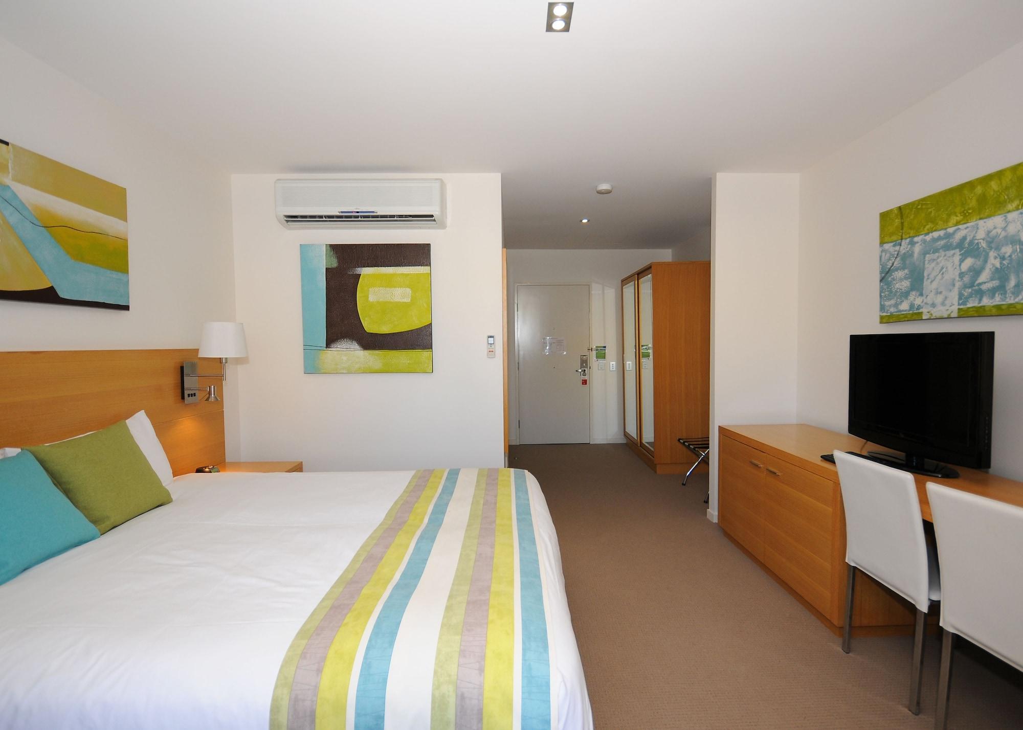 Ramada By Wyndham Hervey Bay Quarto foto A typical bedroom at the University of Bath