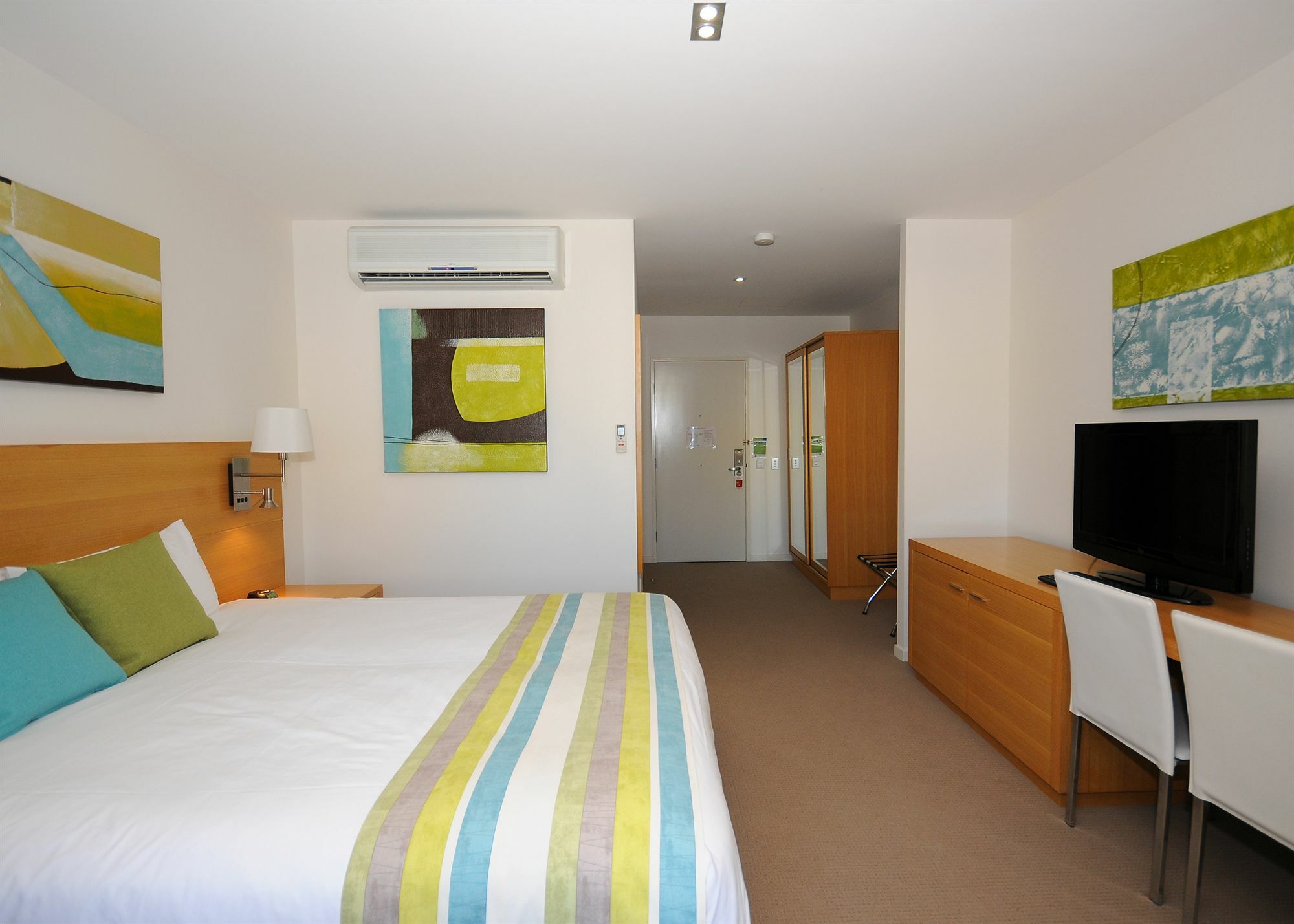 Ramada By Wyndham Hervey Bay Quarto foto A typical bedroom at the University of Brighton