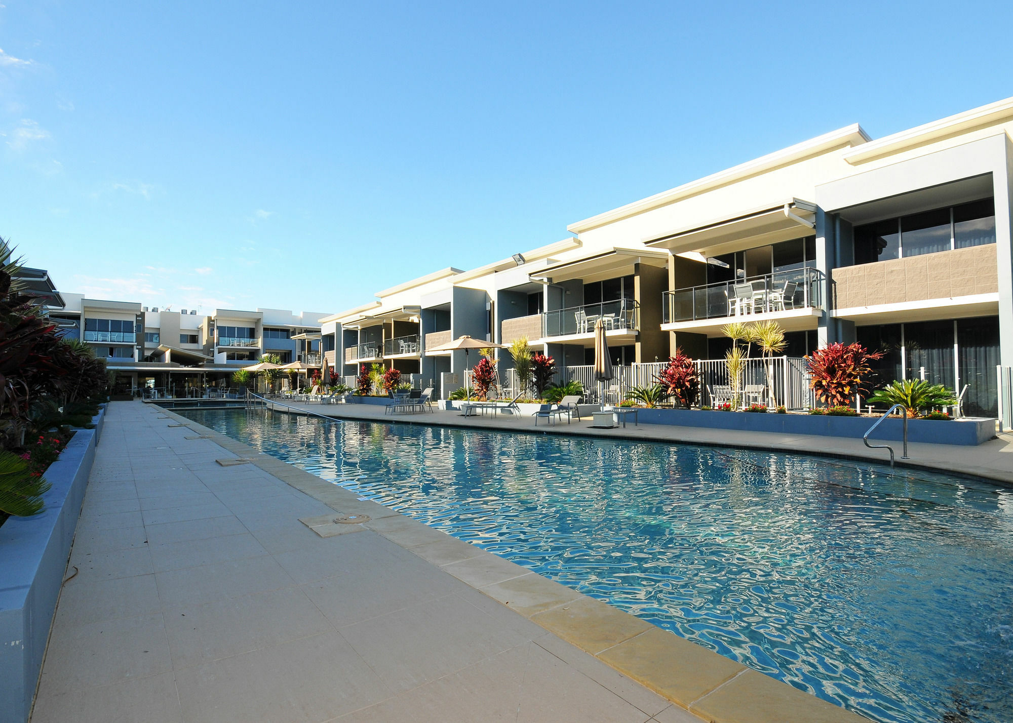 Ramada By Wyndham Hervey Bay Exterior foto The pool at the Mantra on Saltwater Island